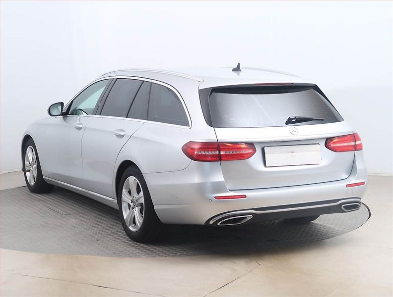 Mercedes-Benz Třídy E (2018) E 220 d 4MATIC - fotka 4 z 17