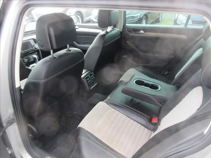 Volkswagen Passat 2,0 TDI DSG 4 Motion Highline - fotka 8 z 20
