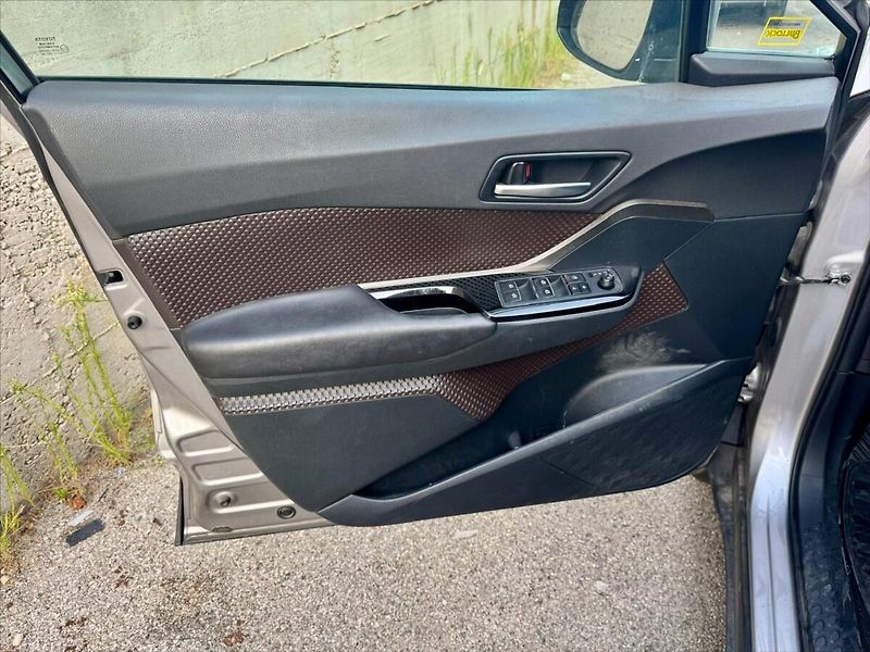 Toyota C-HR 1,8 i 72kw Hybrid e-CVT - fotka 20 z 29
