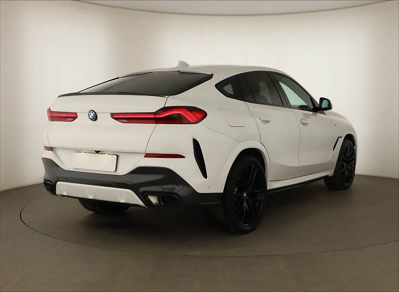 BMW X6 (2022) xDrive40i, ACC, Výhřev, Kamera - fotka 5 z 28