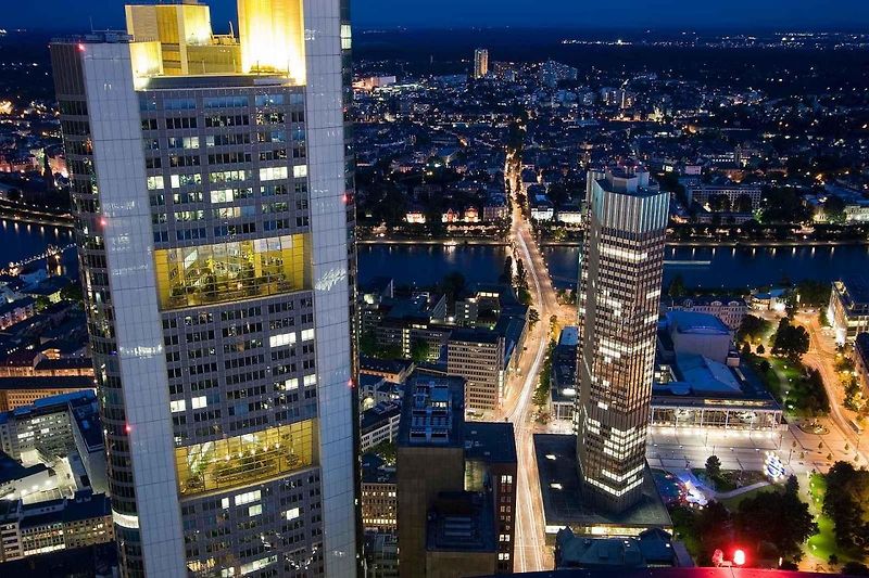 Pohled na Commerzbank Tower z dálky.