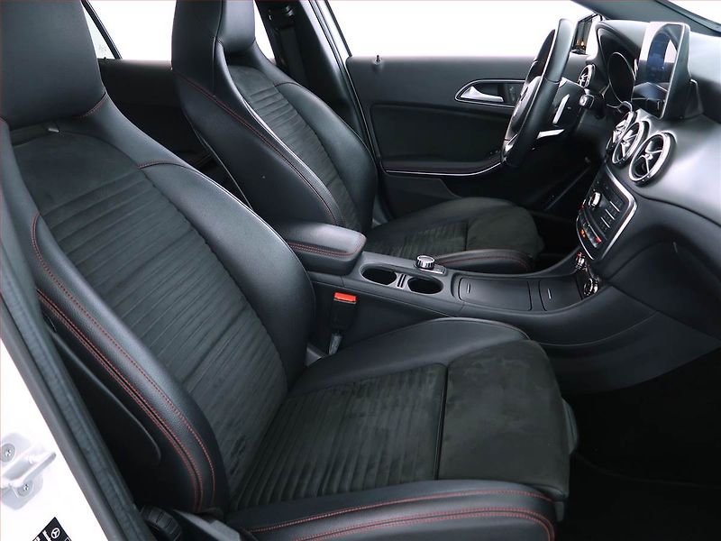 Mercedes-Benz GLA (2017) AMG line 200 d 4MATIC - fotka 9 z 22