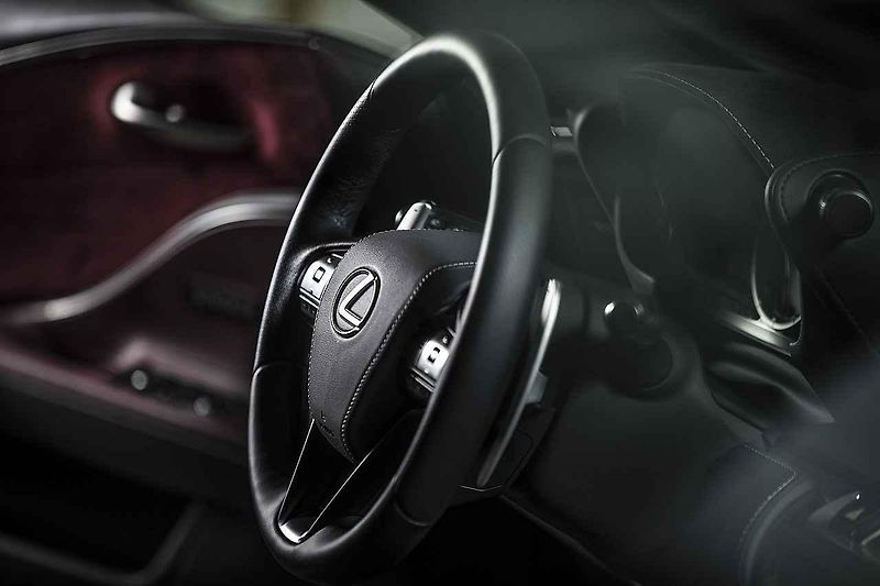 Interiér upraveného Nissanu GT-R.