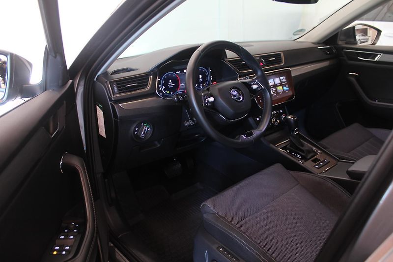 Škoda Superb (2023) 2.0TDI DSG Matrix Display - fotka 14 z 35