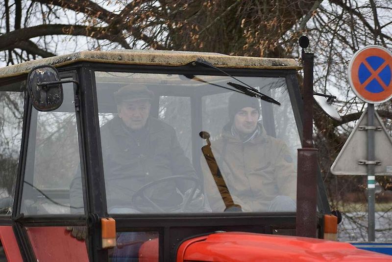 Táta, brácha a já, jedeme v tom spolu. V Suchém pořádali v pondělí vánoční jízdu traktorů.