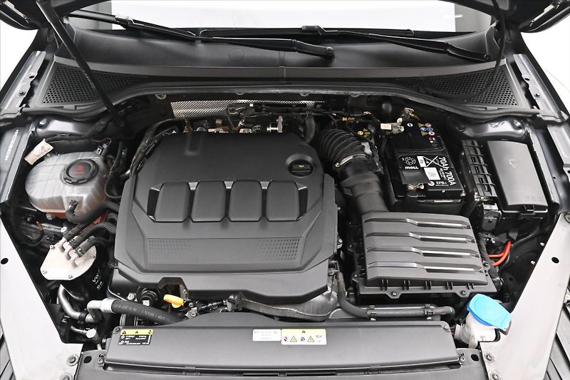 Volkswagen Passat 2,0 TDI 110kW DSG Business Zár - fotka 9 z 32