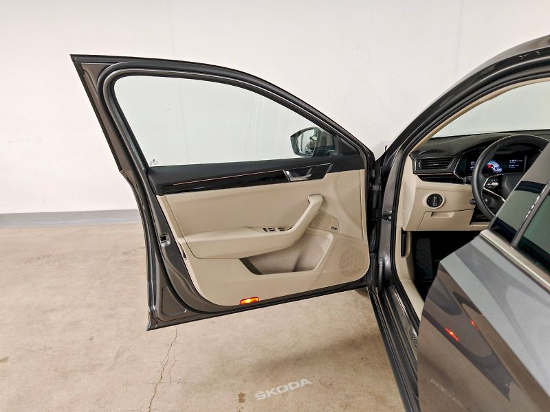 Škoda Superb (2024) iV 1.4 TSI 160 kW DSG L&K - fotka 19 z 29