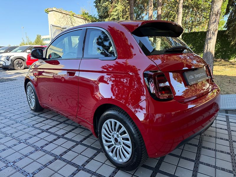 Fiat 500 (2023) RED 70kW Kamera - fotka 4 z 34