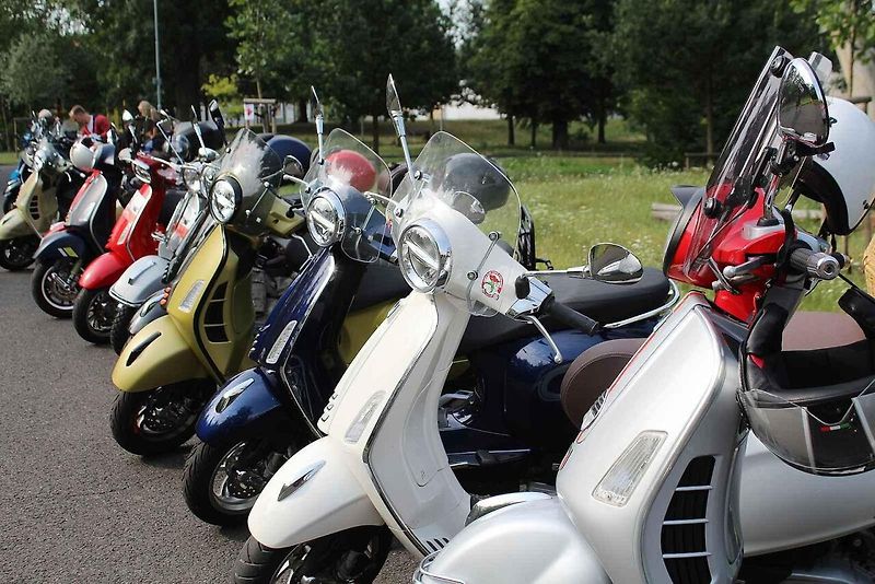 Sraz majitelů italských skútrů Vespa s názvem Vesparáda se v Lovosicích uskutečnil již popáté. Na snímku právě konvoj vyráží na spanilou jízdu.