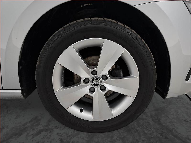Škoda Scala (2020) 1.0 TSI, Tempomat - fotka 14 z 19