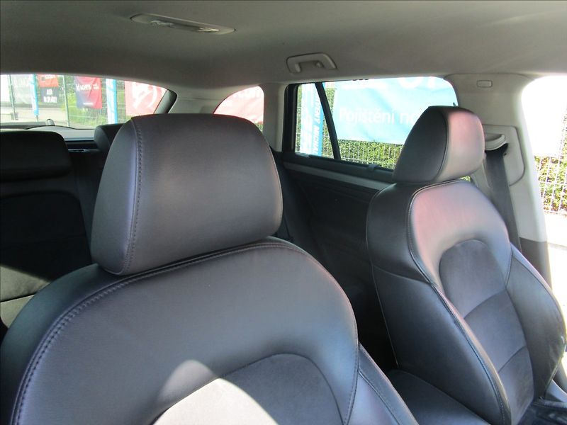 Škoda Superb Combi 2.0TDi 125kW Elegance - fotka 18 z 43