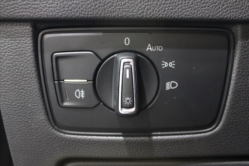 Volkswagen Passat 1,5 TSI DSG Business 1.maj. CZ - fotka 16 z 35