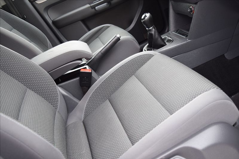Volkswagen Touran 1,6 TDI 77KW BIXENON TAŽNÉ - fotka 37 z 40