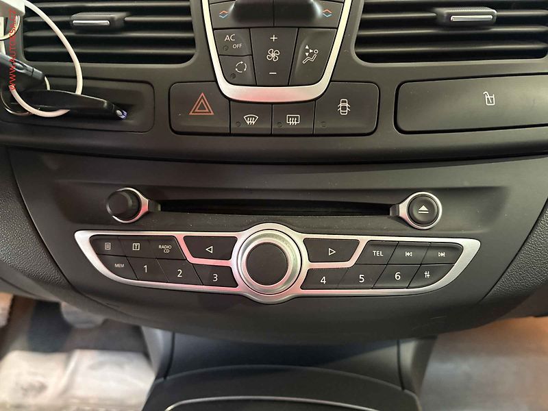 Renault Laguna (2011) 1.5 dCi, 2.maj,ČR, AC, navi - fotka 14 z 16