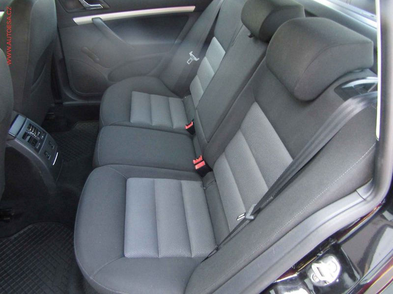 Škoda Octavia (2009) 1.6 MPi, AC, výhřev sed - fotka 10 z 15