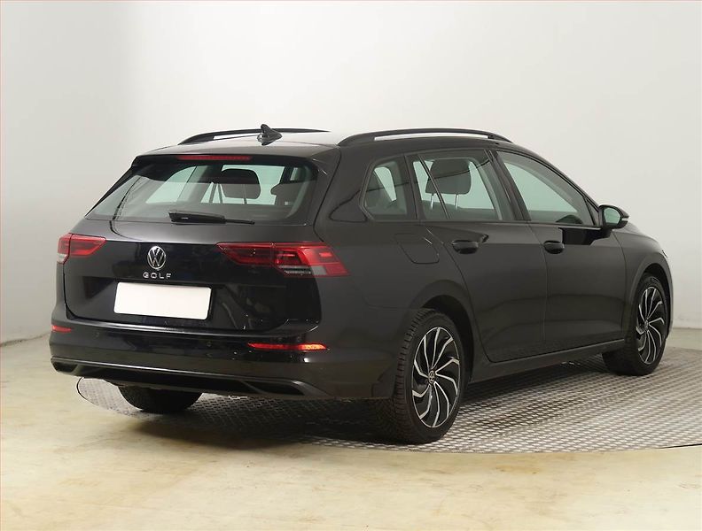 Volkswagen Golf (2021) Life 1.5 TSI, ČR,1.maj - fotka 5 z 22