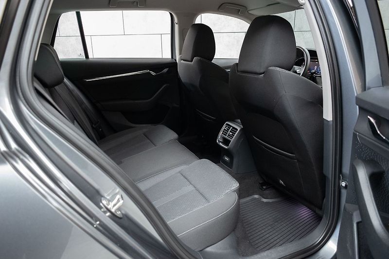 Škoda Octavia 1.5 TSI STYLE*KESSY*DPH*ČR 1.M - fotka 13 z 37