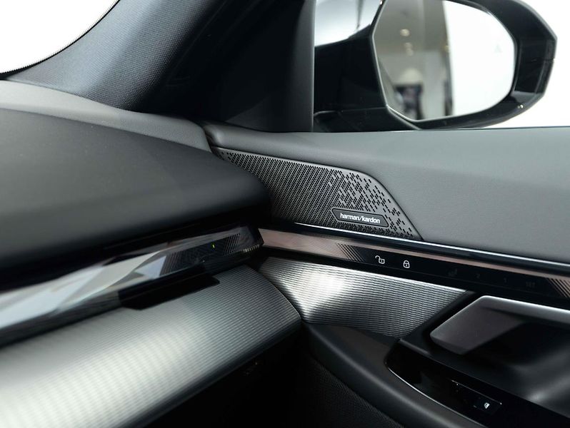 BMW Řada 5 550e xDrive - fotka 16 z 22