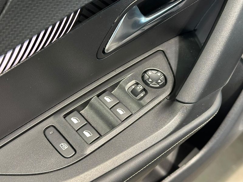 Peugeot 2008 1.2 PureTech,130HP,automat - fotka 17 z 17