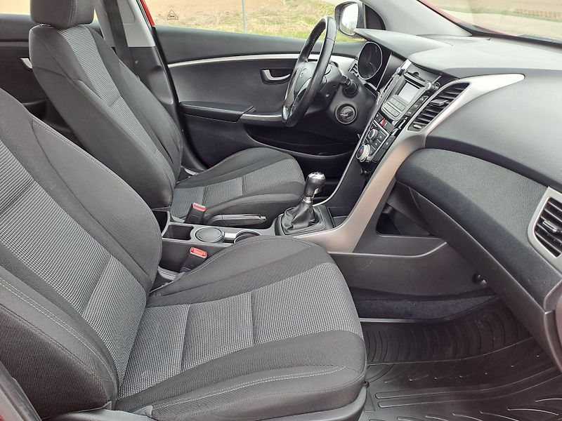 Hyundai i30 1.4i PĚKNÝ STAV, SERVISKA - fotka 13 z 32