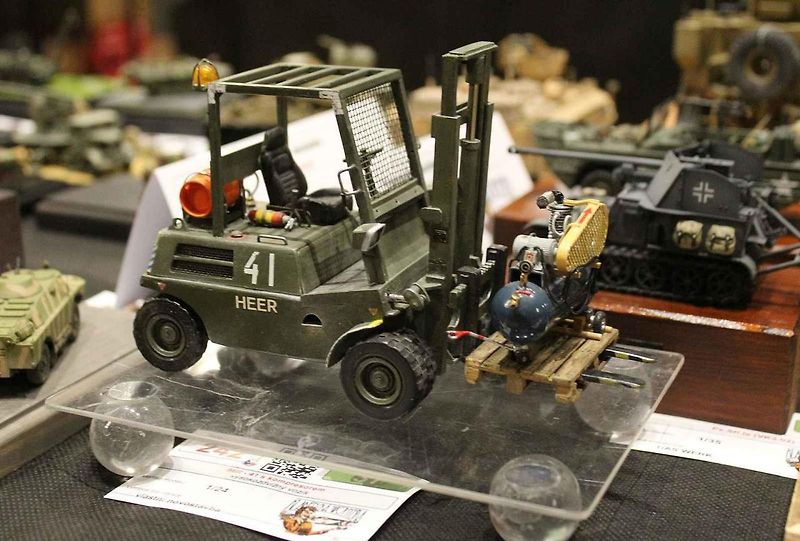 Přes šest stovek modelů bylo k vidění při 22. ročníku soutěžní výstavy Kladenská Wejhybka. Na snímku je malá dioráma s motocyklem Wanderer 4HP z roku 1916.