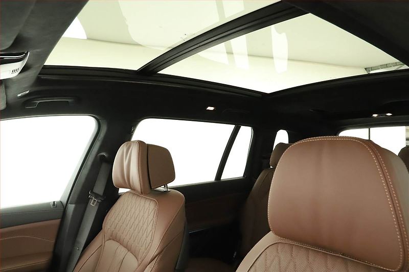 BMW X7 (2025) xDrive40d, Navigace - fotka 18 z 22