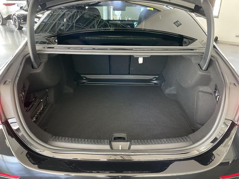 Mercedes-Benz Třídy E 220d 4Matic AMG - fotka 24 z 28