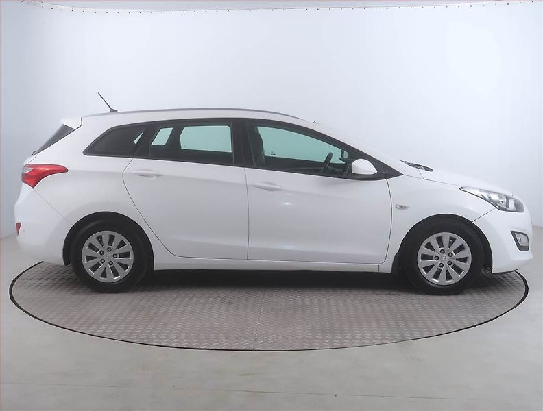 Hyundai i30 (2016) 1.6 CRDi, Serv.kniha, Tempomat - fotka 6 z 14