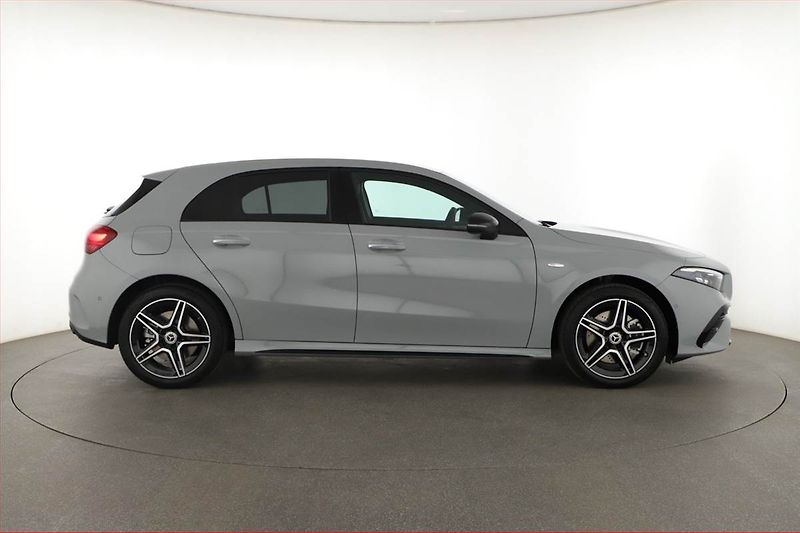 Mercedes-Benz Třídy A (2025) A 250 e, AMG LINE - fotka 6 z 30
