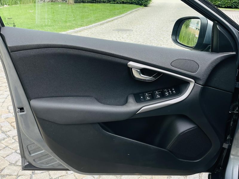 Volvo V40 2.0i MANUÁL KAMERA SERVISKA - fotka 30 z 45