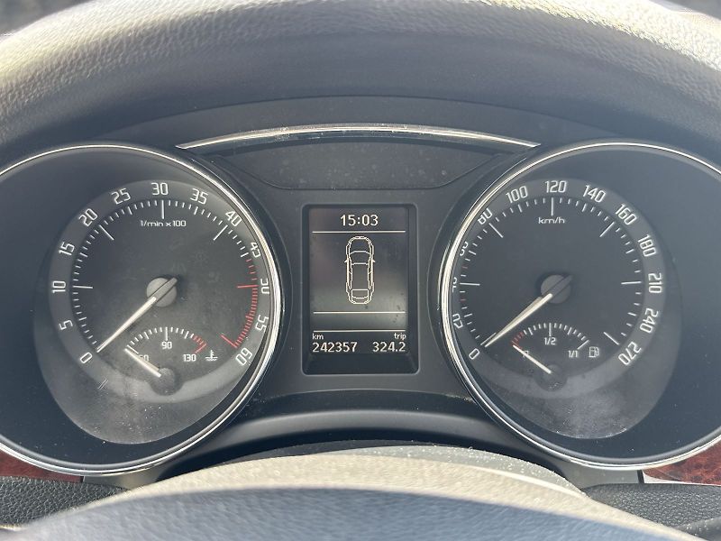 Škoda Superb (2009) 2.0 TDI Ambition - fotka 6 z 28