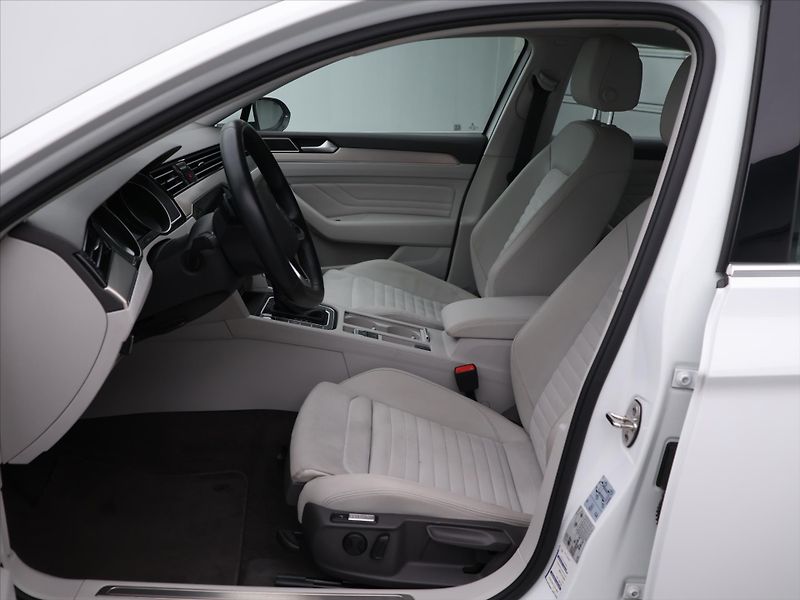 Volkswagen Passat 2.0 TDI 147kW DSG CZ Elegance - fotka 11 z 29