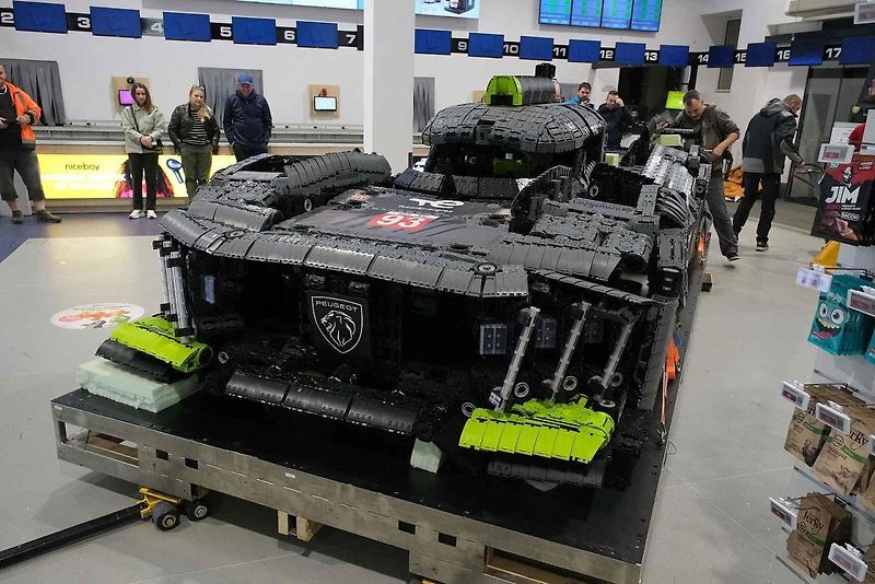 Instalace modelu stavebnice Peugeot Le Mans za účasti designera společnosti Lego.