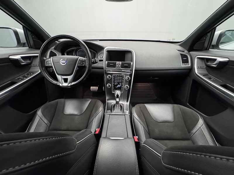 Volvo XC60 D4 R-DESIGN AUT RERERVACE - fotka 2 z 46