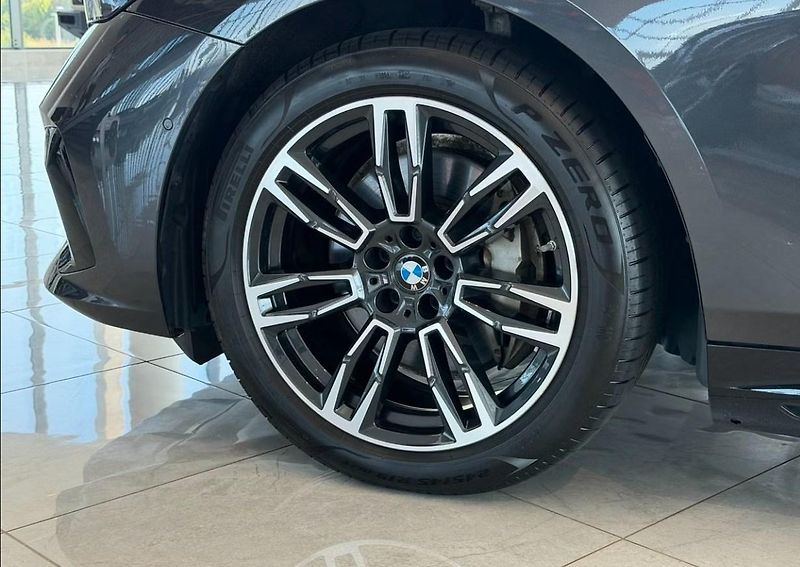 BMW i5 eDrive40 Touring M Kam Tažné - fotka 6 z 23