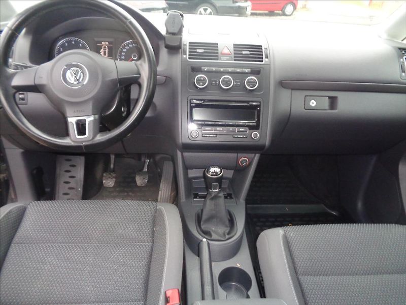 Volkswagen Touran 1,4 - fotka 13 z 19
