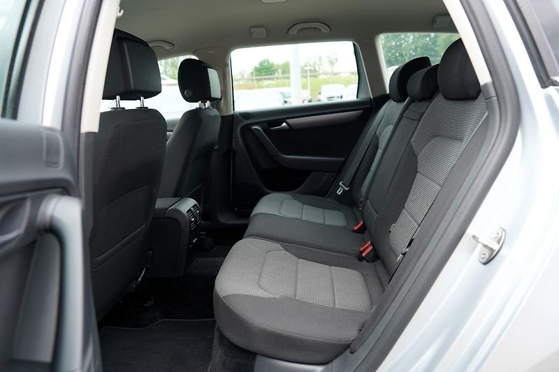 Volkswagen Passat 2.0 TDI DSG 140PS/navigace - fotka 24 z 32