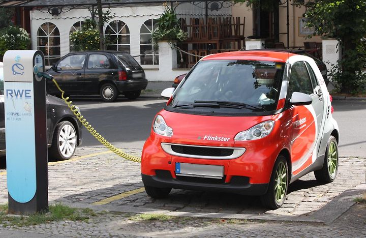 V řadě zemí mají elektroauta zdarma parkování. zdroj: Wikimedia Commons, Michael Movchin, CC BY-SA 3.0