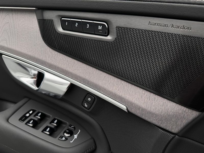 Volvo XC90 (2026) T8 AWD RECHARGE ULTRA DARK 7m - fotka 26 z 28