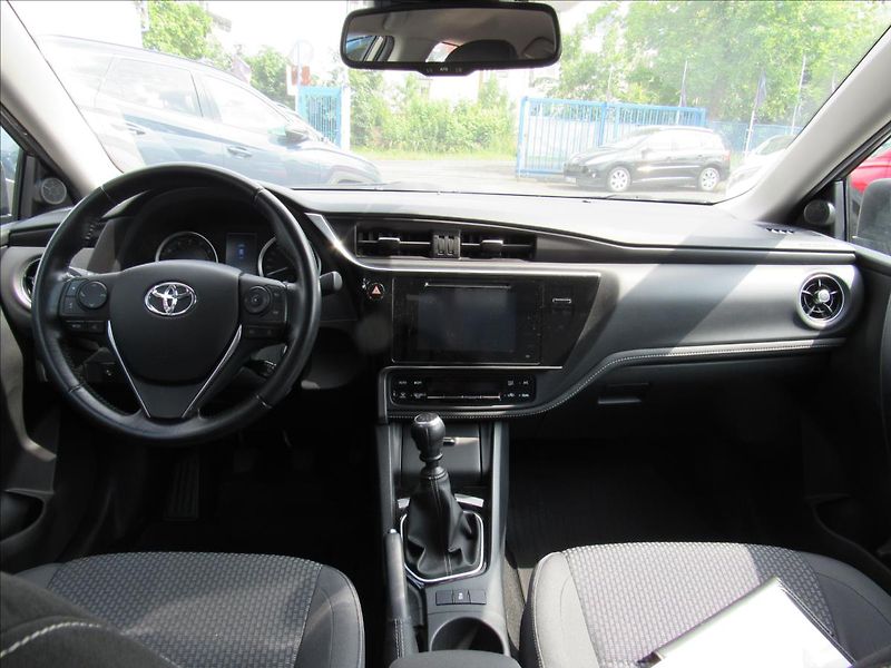 Toyota Corolla 1,6 VVT-i 97kW Sedan - fotka 11 z 30