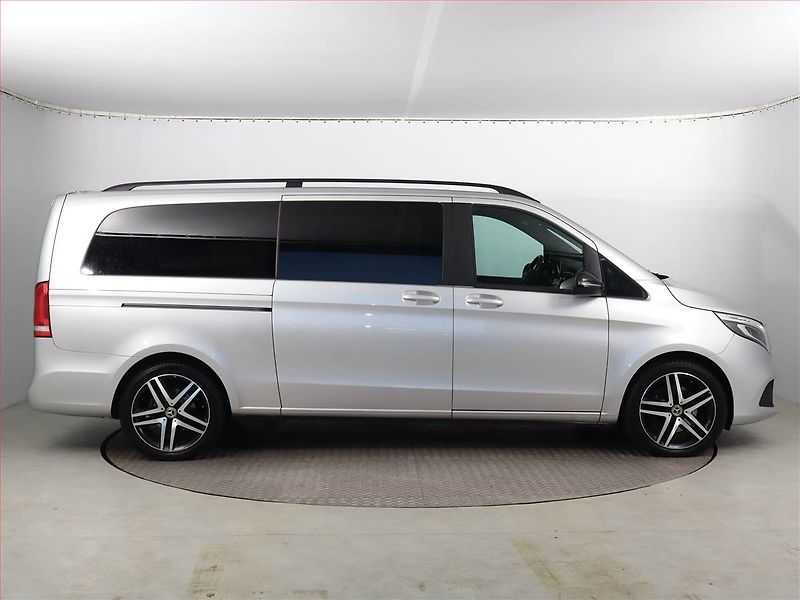 Mercedes-Benz Třídy V (2021) 300 d 4MATIC, SR - fotka 6 z 21