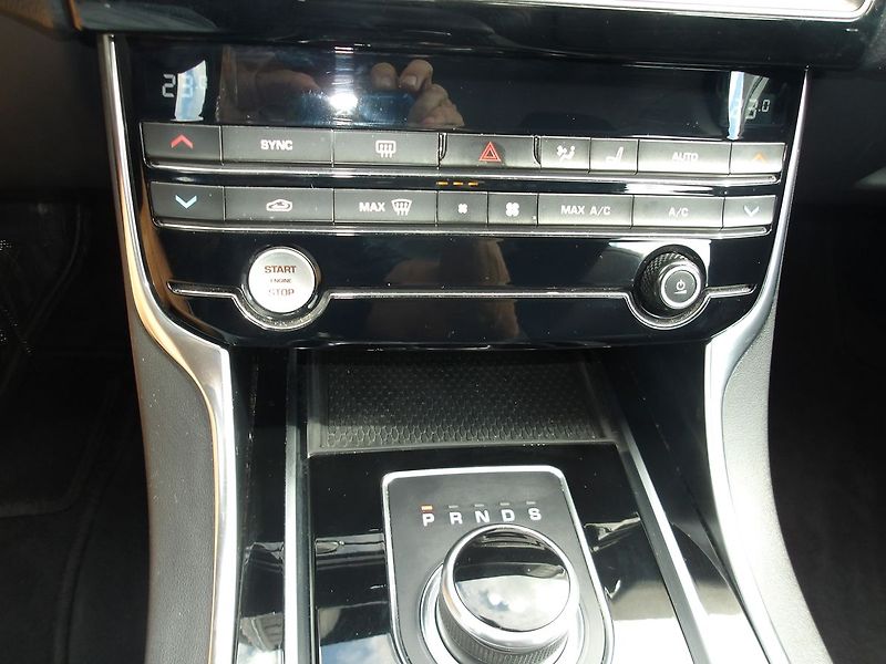 Jaguar XE 2,0D 120kW NAJ:133000km !!! - fotka 33 z 34