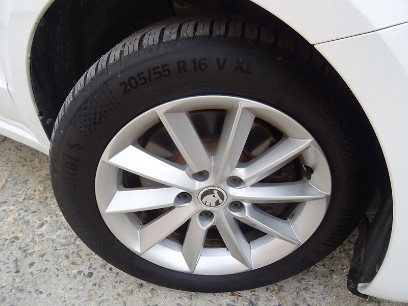 Škoda Superb (2013) 2.0TDi,103kW,1maj,S.kni,navi - fotka 23 z 24