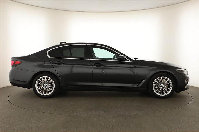 BMW Řada 5 (2023) 530d xDrive - fotka 6 z 21