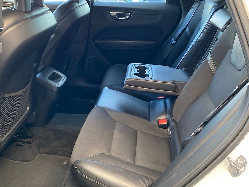 Volvo XC60 D4 AWD MOMENTUM - fotka 8 z 26