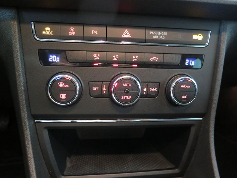 Seat Leon (2015) 2.0TDI FR,klima,navi,servis - fotka 9 z 29