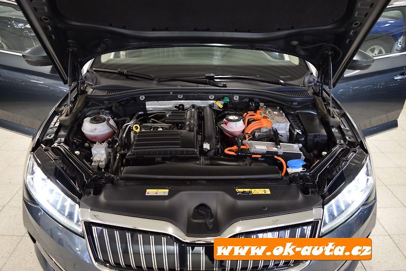 Škoda Superb 1.4 TSI iV LAURIN & KLEMENT  - fotka 73 z 77