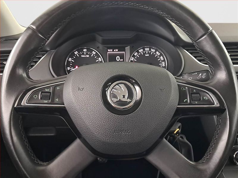 Škoda Octavia (2014) 1.2 TSI, Navi, Park. senzory - fotka 17 z 19