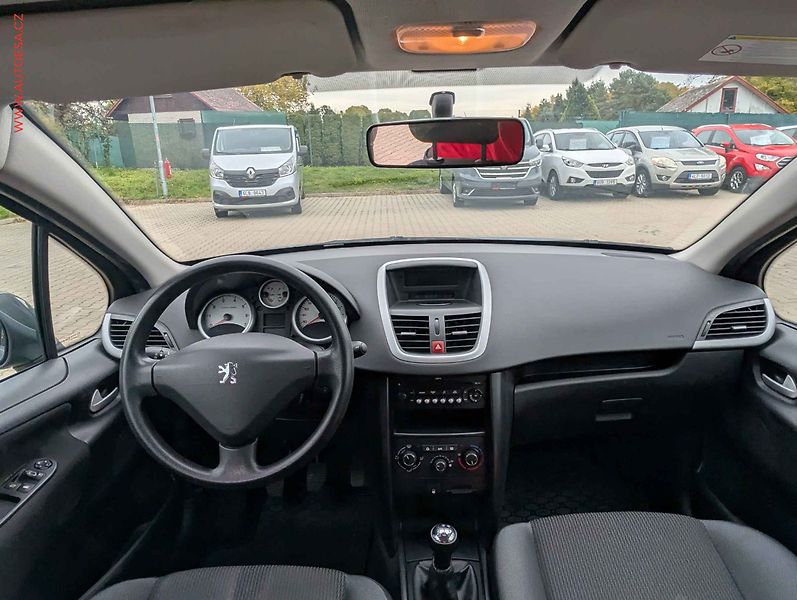 Peugeot 207 (2009) 1.4 i, 1.maj,ČR, Klima - fotka 8 z 18