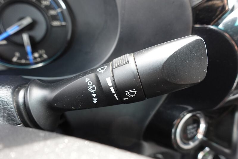 Toyota Hilux 2.8D4-D 6AT Invincible + Sport - fotka 28 z 33